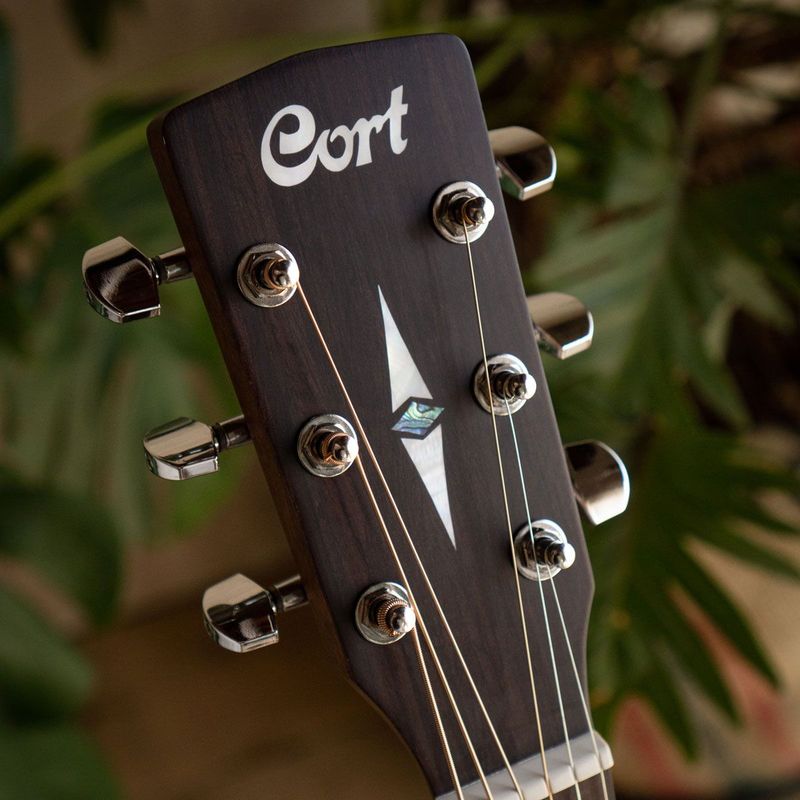 Cort MR500E NT Westerngitar med pickup